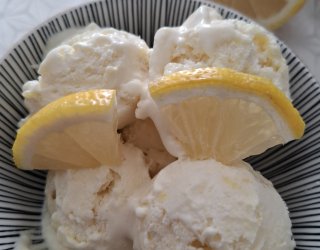 Kremowe domowe lody cytrynowe z jogurtu – bez cukru, lekki letni deser