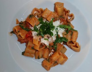 Makaron z sosem pomidorowym, kremowym serem i ziołami