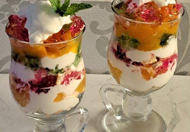 Deserek jogurtowy z mango, galaretkami i ciasteczkami.