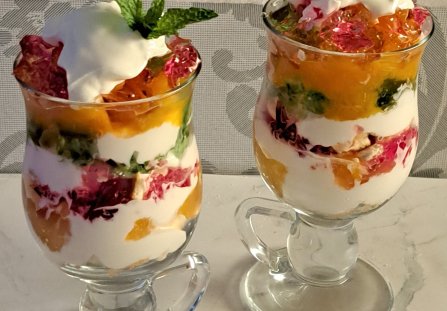 Deserek jogurtowy z mango, galaretkami i ciasteczkami.