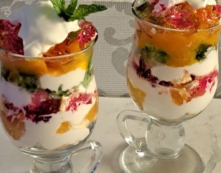 Deserek jogurtowy z mango, galaretkami i ciasteczkami.