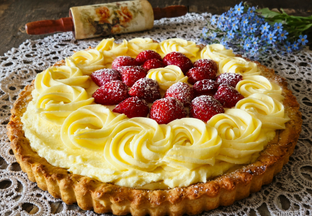 Tarta z kremem budyniowym i truskawkami