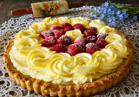 Tarta z kremem budyniowym i truskawkami