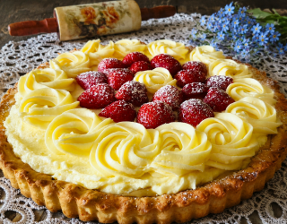 Tarta z kremem budyniowym i truskawkami