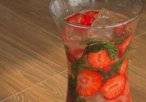 Sezon na truskawki uważam za otwarty!  Wpadaj na szklankę lodowatej lemoniady!