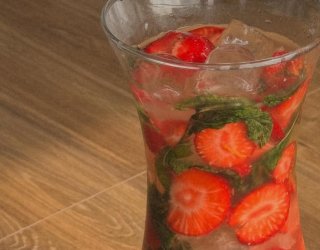 Sezon na truskawki uważam za otwarty!  Wpadaj na szklankę lodowatej lemoniady!