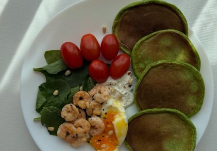 Wytrawne śniadanie mistrzów: zielone pancakes ze szpinakiem i krewetkami!