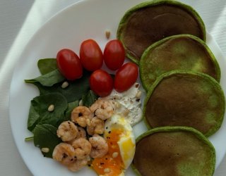 Wytrawne śniadanie mistrzów: zielone pancakes ze szpinakiem i krewetkami!