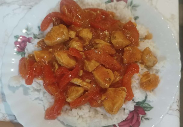 Filet z kurczaka z papryką, suszonymi pomidorami i ryżem