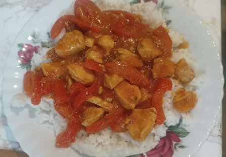 Filet z kurczaka z papryką, suszonymi pomidorami i ryżem
