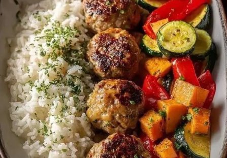 Zbalansowany talerz pełen smaku: Soczyste klopsiki, puszysty ryż i pieczone warzywa!