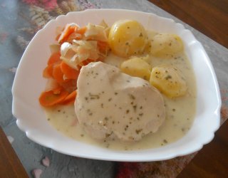 Schab gotowany podany z sosem chrzanowym