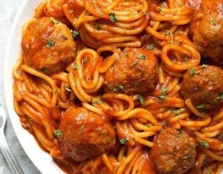 Domowe spaghetti z klopsikami – włoski comfort food, który kocha każdy!