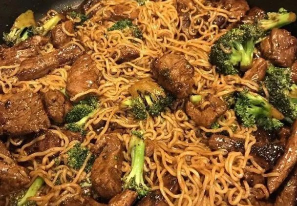 Domowy Stir-Fry w 20 minut: Wołowina z brokułami i makaronem ramen!