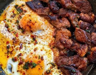 Soczyste steak bites i jajka sadzone na maśle czosnkowym!