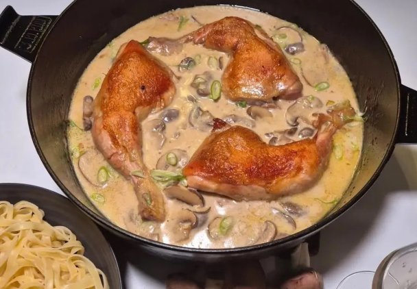 Chrupiące uda z kurczaka w aksamitnym sosie pieczarkowym – obiad idealny!  creamypasta