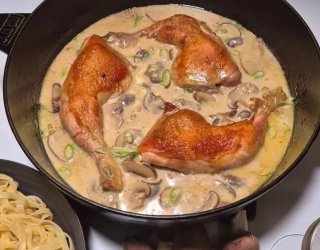 Chrupiące uda z kurczaka w aksamitnym sosie pieczarkowym – obiad idealny!  creamypasta