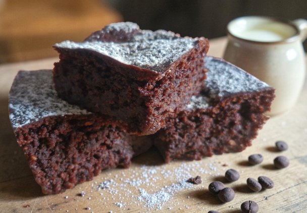 WEGAŃSKIE BROWNIE Z MASŁEM ORZECHOWYM