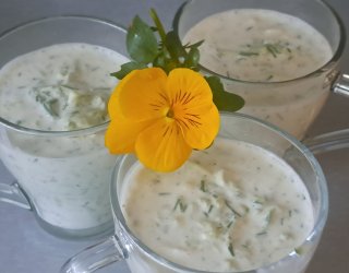 Mizeria z górka szklarniowego, cukinii z dodatkiem koperku.