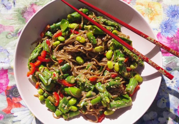 Makaron soba ze szparagami