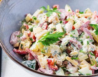 Sałatka z żółtym serem i salami