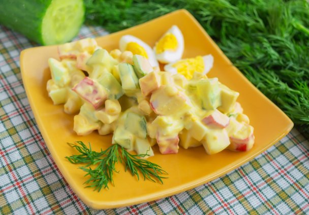 Sałatka z surimi i ogórkiem