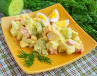 Sałatka z surimi i ogórkiem