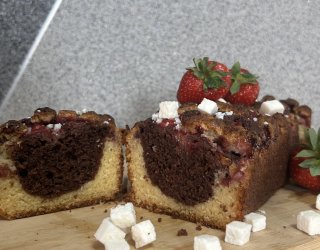 Ekspresowe ciasto z truskawkami i kostką kokosową
