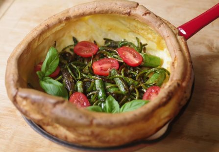 Wytrawne Dutch Baby ze szparagami