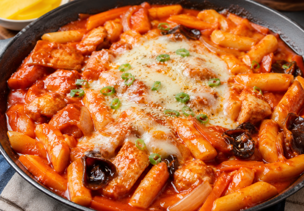 Tteokbokki z kurczakiem i grzybami
