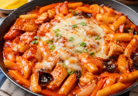 Tteokbokki z kurczakiem i grzybami