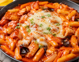 Tteokbokki z kurczakiem i grzybami