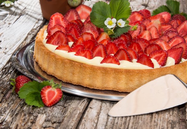 Tarta budyniowa z truskawkami