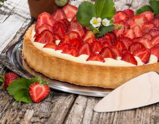 Tarta budyniowa z truskawkami