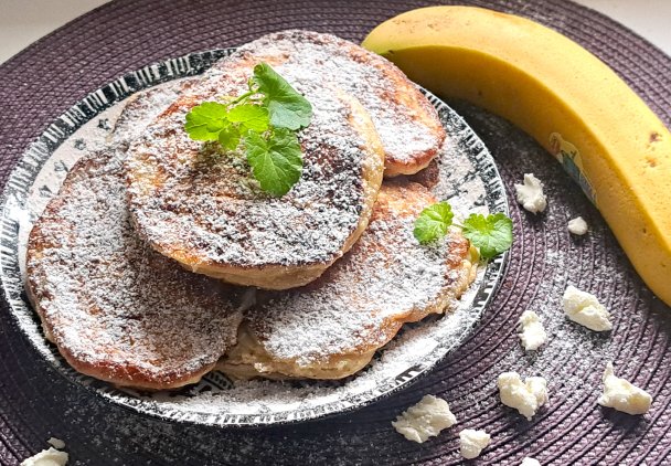 Śniadaniowe placuszki twarogowo -  bananowe.