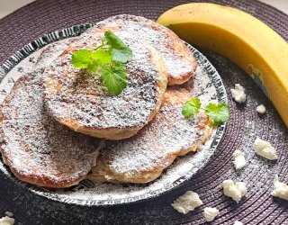 Śniadaniowe placuszki twarogowo -  bananowe.