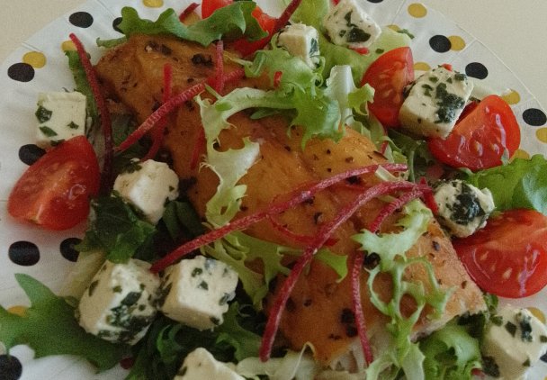 Lekki obiad lub kolacja z wędzonym łososiem lub makrelą z pomidorami i serem feta
