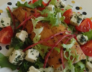 Lekki obiad lub kolacja z wędzonym łososiem lub makrelą z pomidorami i serem feta
