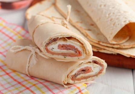 Wrapy z wędzonym łososiem i serkiem