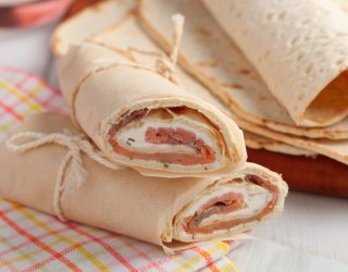 Wrapy z wędzonym łososiem i serkiem
