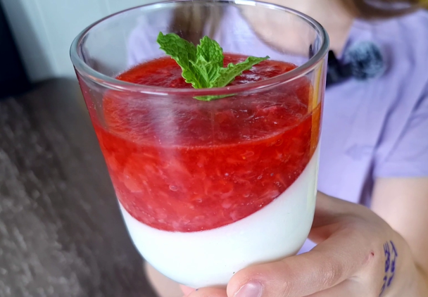 Truskawkowa panna cotta – prosty deser bez pieczenia