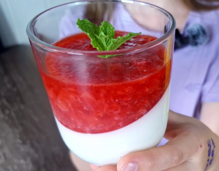 Truskawkowa panna cotta – prosty deser bez pieczenia