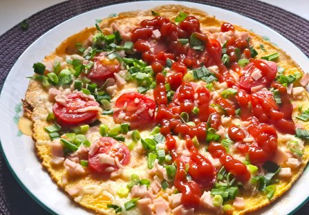 Omlet śniadaniowy, pyszny i pożywny.