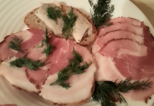 Wyraziste kanapki z boczkiem czosnkiem i rzeżuchą
