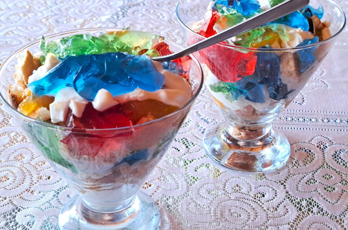 Galaretkowo - jogurtowy deserek z pepitkami