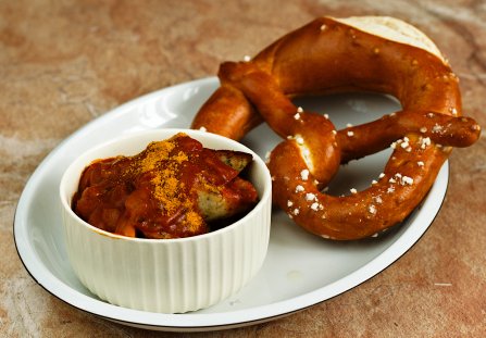 Currywurst - niemiecki smakołyk z jarmarku