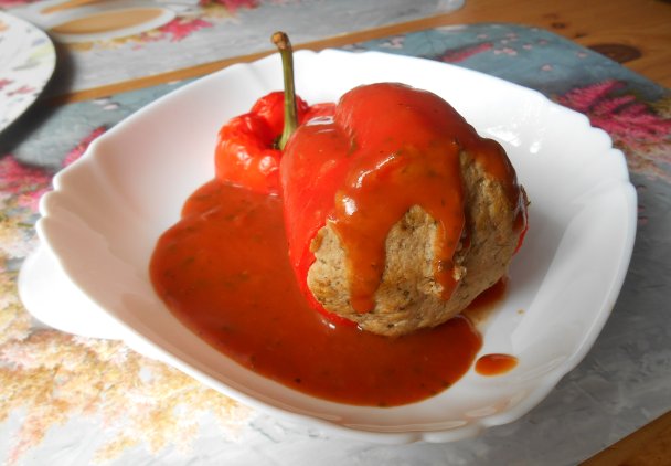 Papryka faszerowana z sosem pomidorowym