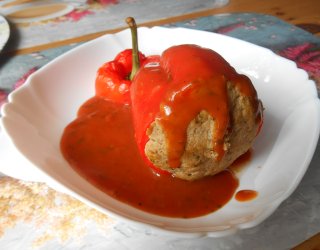 Papryka faszerowana z sosem pomidorowym