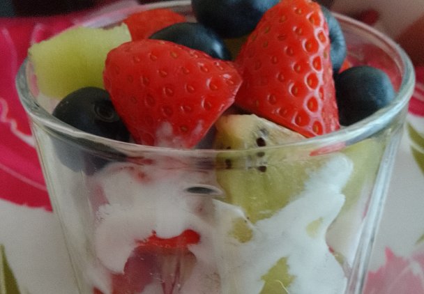 Gęsty jogurt z owocami na śniadanie bez cukru