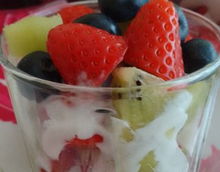 Gęsty jogurt z owocami na śniadanie bez cukru